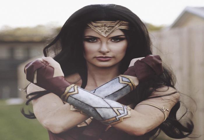 Wanita Ini Habiskan 50 Jam Buat Kostum Wonder Woman Dari Bahan Murah